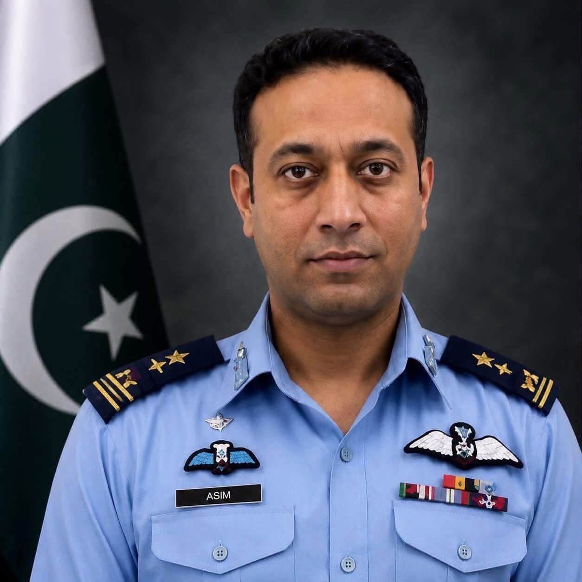 inspirdanalyst's tweet photo. PAF group captain Asim Tariq embraced martyrdom while trying to rescue a woman from an alleged abduction attempt in Islamabad. His courage and selfless sacrifice saved a life. He leaves behind his wife and two young daughters. A true hero. 🇵🇰

May Allah grant sabr to you all and May Allah bless Asim bhai highest places in Jannah.