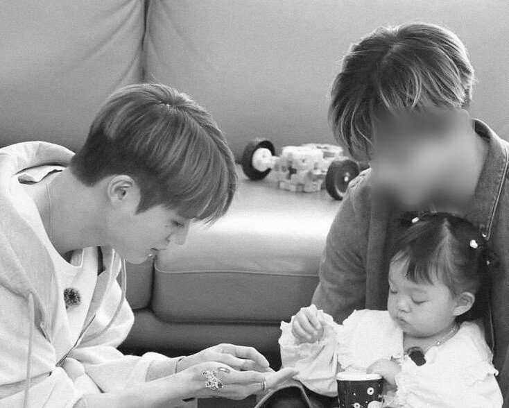 jaempregs's tweet photo. fic idea: soldier jn finally returns home after being away from his pregnant wife jm for almost a year. he's overjoyed to reunite with him, unaware that jm died giving birth months ago. everyone tries to tell him the truth, but those who do end up dying mysteriously the next day https://t.co/MIBHpEBtbp