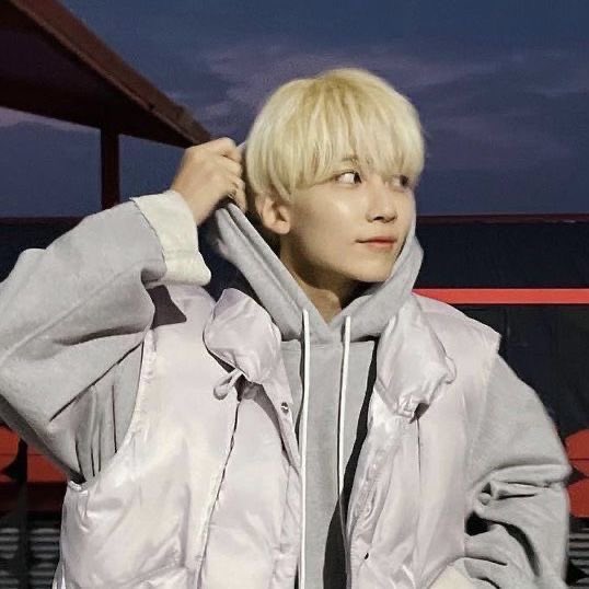 hvgyyt's tweet photo. 정한이는 승마장 가면 안 돼.왜냐고? 말이 안 나오게 잘생겼으니까.
정한이한테는 4.9점 줄 거야.걔는 오점이 없잖아.
정한아, 너 비 올 때 우산 쓰지 마. 너는 꽃이잖아.
나 지나가다 나방을 잡았어.너한테 빠졌나방.
어둡다고? 뭐가 어두워. 너 얼굴에서 빛이 나고 있잖아.  백억보다 너를 봤던 추억이 더 좋더라.
정한아, 너 블루투스 켰어? 너랑 나랑 연결된 것 같아.  아니 잠깐만. 내가 너 유모차 타지 말랬잖아. 내 마음 애태운다고.
아, 쫌 가만히 있어. 꽃가루 떨어지잖아.
정한아, 너 돌잔치 때 뭐 잡았어? 내 심장?
너 얼굴에 풀 묻었어. 뷰티풀.
나 정한이랑 가까운 곳으로 이사가.정한이의 심장으로.
정한아, 우리 엄마가 만든 거 먹을래? 나.
나 마취 중이야. 알러뷰쏘마취.
정한아, 나 가방 샀어. 넌 내껀가방.
정한아, 너 마늘 좋아해? 난 너마늘 좋아해.
정한아, 너한테서 벽이 느껴져. 완벽.
정한아, 너 렌즈 꼈어? 내 보이프렌즈..
정한아, 나 너를 예전만큼 좋아하지 않는 것 같아. 더 좋아하는 것 같아.
세상이 정한이를 반대하면, 나는 세상을 반대한다. 내 마지막 숨까지 정한이를 사랑해.
정한아, 그거 알아? 올해부터 별자리가 하나씩 밀린대. 그 별자리가 뭔지 알아? 내 옆자리.