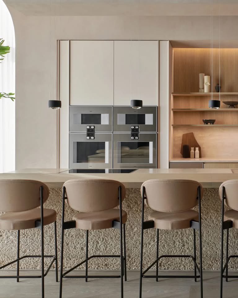 Ambienteseuro's tweet photo. Hay clientes que especifican la cocina al inicio del proyecto — y clientes que la dejan para el final.

Los que trabajan con Ambientes Europels casi siempre son del primer tipo.

No porque sea más caro, sino porque cuando una marca define el estándar de la cocina, el resto del proyecto asciende a ese nivel.

En Ambientes Europeos acompañamos ese proceso: desde la primera visita al showroom hasta la instalación y puesta en marcha.

Agenda una visita a nuestro showroom.

Un destino para quienes entienden el valor del diseño.

• Visítanos | Símbolos Patrios 493
• ⁠https://t.co/EcoXIg9Qei

@Ambienteseuro no es tendencia, es exclusividad absoluta

Somos la única opción hacia lo extraordinario.

#AmbientesEuropeosMásQueUnaMarca
#diseño #soluciones #lujo #exclusividad