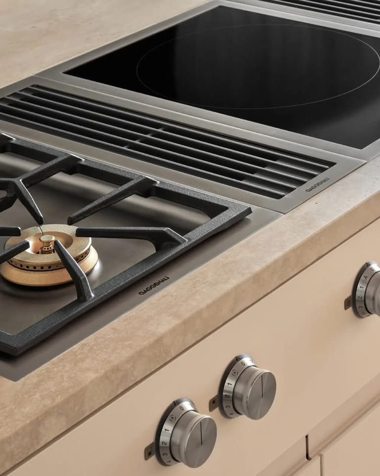 Ambienteseuro's tweet photo. Hay clientes que especifican la cocina al inicio del proyecto — y clientes que la dejan para el final.

Los que trabajan con Ambientes Europels casi siempre son del primer tipo.

No porque sea más caro, sino porque cuando una marca define el estándar de la cocina, el resto del proyecto asciende a ese nivel.

En Ambientes Europeos acompañamos ese proceso: desde la primera visita al showroom hasta la instalación y puesta en marcha.

Agenda una visita a nuestro showroom.

Un destino para quienes entienden el valor del diseño.

• Visítanos | Símbolos Patrios 493
• ⁠https://t.co/EcoXIg9Qei

@Ambienteseuro no es tendencia, es exclusividad absoluta

Somos la única opción hacia lo extraordinario.

#AmbientesEuropeosMásQueUnaMarca
#diseño #soluciones #lujo #exclusividad