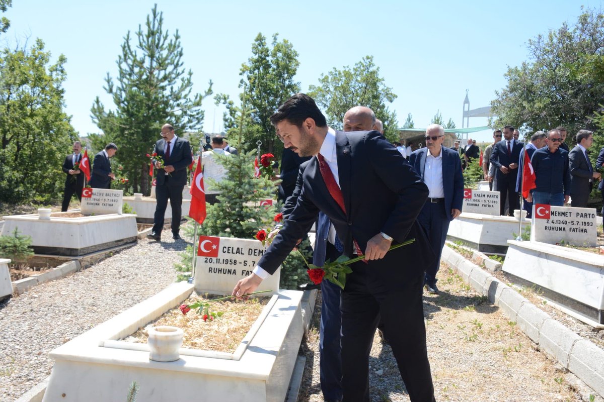 kurtcancelebi's tweet photo. 📍Erzincan

Büyük millet, başına felaket gelmeyen millet değil, felaketten sonra bölünmeyen, parçalanmayan, ele muhtaç olmadan yaralarını sarabilen millettir. 
 
Başbağlar’da 33 yıl önce vuku bulan menfur ve elim katliamın sene-i devriyesinde Başbağlar köyündeyiz.

Aziz şehitlerimizin ruhları şad mekanları cennet olsun.

Milletimizin yıkılmaz gövdesine Madımak ve Başbağlar katliamlarıyla ırk ve mezhep baltası vurmak isteyenlere fırsat vermedik, vermeyeceğiz. Kanı kandan, canı candan üstün tutan siyasete iltifat etmeyecek, al bayrağın gölgesinin altına durana kimlik sormayacağız, sorana da müsaade etmeyeceğiz.  

@RTErdogan @mustafasenbd @drhamzaydogdu