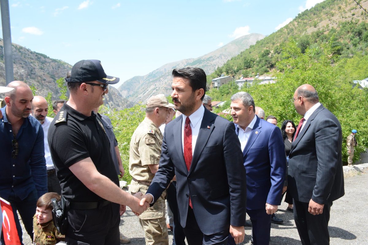 kurtcancelebi's tweet photo. 📍Erzincan

Büyük millet, başına felaket gelmeyen millet değil, felaketten sonra bölünmeyen, parçalanmayan, ele muhtaç olmadan yaralarını sarabilen millettir. 
 
Başbağlar’da 33 yıl önce vuku bulan menfur ve elim katliamın sene-i devriyesinde Başbağlar köyündeyiz.

Aziz şehitlerimizin ruhları şad mekanları cennet olsun.

Milletimizin yıkılmaz gövdesine Madımak ve Başbağlar katliamlarıyla ırk ve mezhep baltası vurmak isteyenlere fırsat vermedik, vermeyeceğiz. Kanı kandan, canı candan üstün tutan siyasete iltifat etmeyecek, al bayrağın gölgesinin altına durana kimlik sormayacağız, sorana da müsaade etmeyeceğiz.  

@RTErdogan @mustafasenbd @drhamzaydogdu