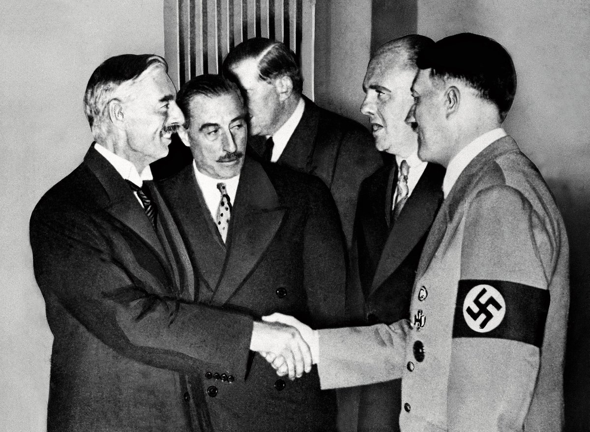 ___Denethor___'s tweet photo. @SergiyKhyzhnyak Angielski premier na spotkaniu ze słynnym austriackim akwarelistą malarzem. To co Brytyjczycy też byli faszystami? Słabe te wasze riposty cienkie jak dupa węża https://t.co/cacgz5P6pT