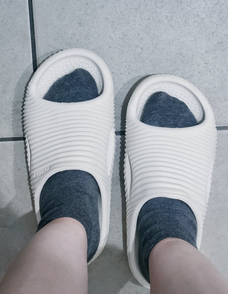 rossy_w2's tweet photo. 足の裏が痛いの続いててスニーカー新調したけど仕事終わる頃にはスニーカーもしんどくてサンダルに履き替え出来ないかとリカバリーサンダルというものを中古で買ってみた。
先月友達とお風呂行った時に置いてあったサンダルが痛くなかったのが忘れられなくてね～。
いつまで続くのか、この痛み… https://t.co/Dl9MOOqep3