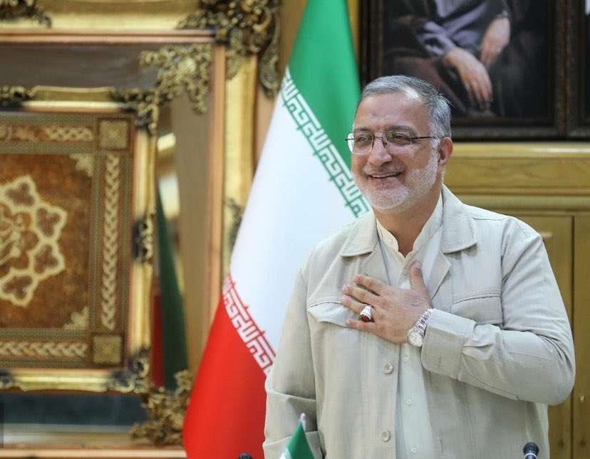 LillyFoz's tweet photo. زاکانی نشان داد که یک مسئول تراز انقلاب است؛ مدیری که چه در روزهای جنگ و چه امروز در برگزاری مراسم آقا، وظیفه خود را به بهترین شکل انجام داد؛ بی‌آنکه از جنگ و جبهه برای خود سرمایه‌سازی کند، بر سر مردم منت بگذارد یا با منتقدان با ادبیات تحقیرآمیز سخن بگوید.
زاکانی نشان داد که می‌توان هم در میدان خدمت و هم در عرصه دیپلماسی عمومی ـ با برگزاری یکی از بزرگ‌ترین مراسم‌های وداع تاریخ معاصر ـ به کشور کمک کرد، بی‌آنکه برای مردم خط و نشان کشید یا بر آنان منت گذاشت. 
#زاکانی_مچکریم 🙏
#مردم_ولی_نعمت