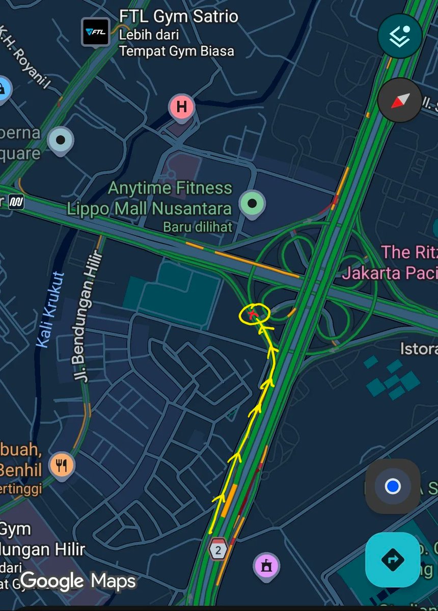 AkatsukiAlpha88's tweet photo. Hampir kena modus mobil saya di stop sama dua oknum polantas di area x (arah bundaran HI hari minggu jam 3 sore an)

Kurang lebih kaya begini 
👮‍♂️: Pak minggir dulu sebentar! 
👨‍✈️: Woke 
👨‍✈️: Kenapa pak? 
👮‍♂️: Mas nya mau kemana????! 
👨‍✈️: Tanah Abang, Knp? 
👮‍♂️: Yak mas nya kena tilang soalnya lewatin garis pesepeda dan langsung belok dr exit tol semanggi. 
👨‍✈️: Matane picek, Pak pertama ini garis putus2 gada dasar penilangan hoi, kedua saya exit tol di Bend Hilir jadi ga make sense HOI

👮‍♂️: Yaudah Pak Damai aja belum makan saya dari siang. 
👨‍✈️: Terus? Peduli saya?? Mending duit nya saya beli nasi padang buat sendiri.. 
👨‍✈️: Dah lah pak, Saya cabut dlu buang2 waktu saya!?!?!?!? 
👮‍♂️: yauda jalan pak.
Kadang kita ketemu oknum kaya gini harus digasin balik 😅

cc : kadallterbang78