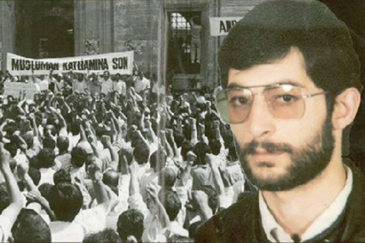 dr_murat_ylmz's tweet photo. Gençti, işi, evi, arabası vardı, evlenmeye hazırlanıyordu #SelamiYurdan
Ama o, Bosna'daki mezalime dayanamadı, her şeyi bıraktı, cihada koştu, istediği gibi Şehid oldu, orada defnedildi.
Yüzlerce gündür yağmayan yağmur yağdı, akşama kadar, bir daha da yağmadı.
Onun hikayesini duyan binlerce vatan evladı da Bosna'ya koştu, Şehid oldu.
Bize o, şu, bu değil, Selami Yurdan imanı lazım kardeşim, gerisi boş!