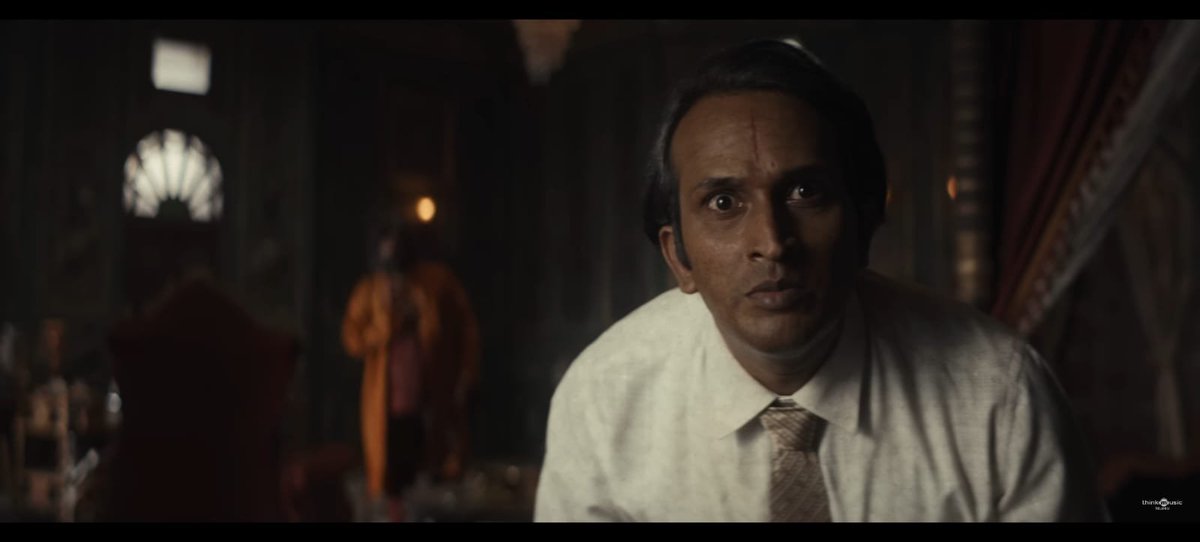 EpicCmntsTelugu's tweet photo. Cinema beginning lone Aachari…
“Nijalu cheppoddu… Bediripothaaru.”
ani chebuthadu.

Ee okka dialogue motham Aachari character foundation.
Cinema motham athanu nijanni daachadanike try chesthadu.
Endukante aa nijam bayataki vasthe…
Oka manishi maatrame kaadu…
Oka Rajavamsham…
Oka nammakam…
Oka identity motham koolipothundani athaniki telusu.
Director first scene lone motham cinema ni oka dialogue lo cheppesaadu.