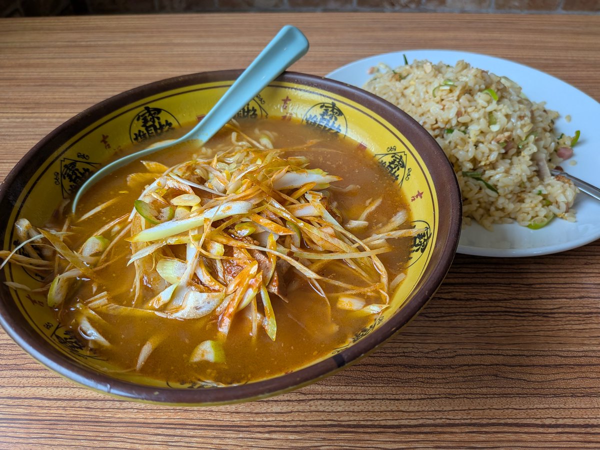 ZAKIO774's tweet photo. 土曜昼にネギ味噌ラーメン+にんにくチャーハン
日曜にネギ味噌チャーシュー麺

食べ過ぎ。土曜日にラーメン食べたの忘れてたわ＼(^o^)／ https://t.co/zZg6myTOq9