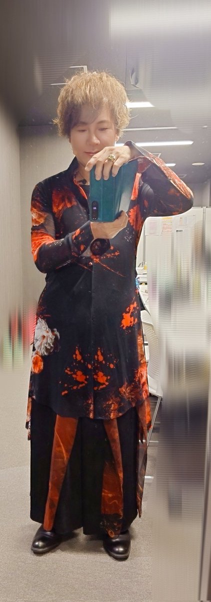chikichikiko's tweet photo. エクシリアチームで撮ろうと思ったら『実は私もエクシリア』とプレザ役の佐藤利奈ちゃんが合流して、ジュード、ルドガー、ガイアス、4人で。

そして、
ルークと、いつの間にか毎回何かを持って帰る設定になってた人（笑）やはりおもしろは正義！

今回の衣装は自前でした。無印エクシリアのガイアスイメージ♪