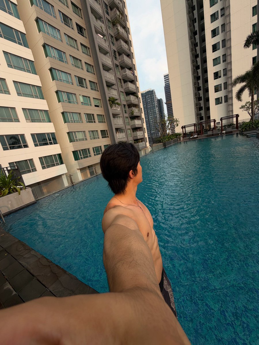 _ShinHyunwoo_'s tweet photo. la vita fa un po’ meno schifo con un bagno in piscina e qualche amico https://t.co/fD7jHFkzIm