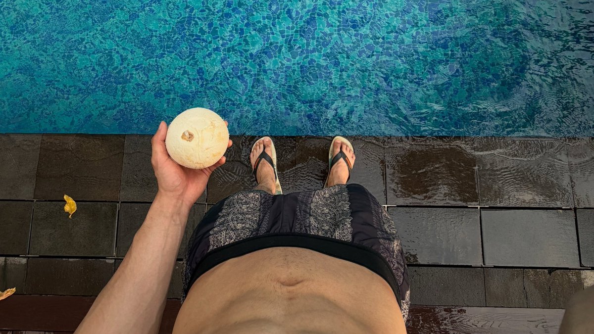 _ShinHyunwoo_'s tweet photo. la vita fa un po’ meno schifo con un bagno in piscina e qualche amico https://t.co/fD7jHFkzIm
