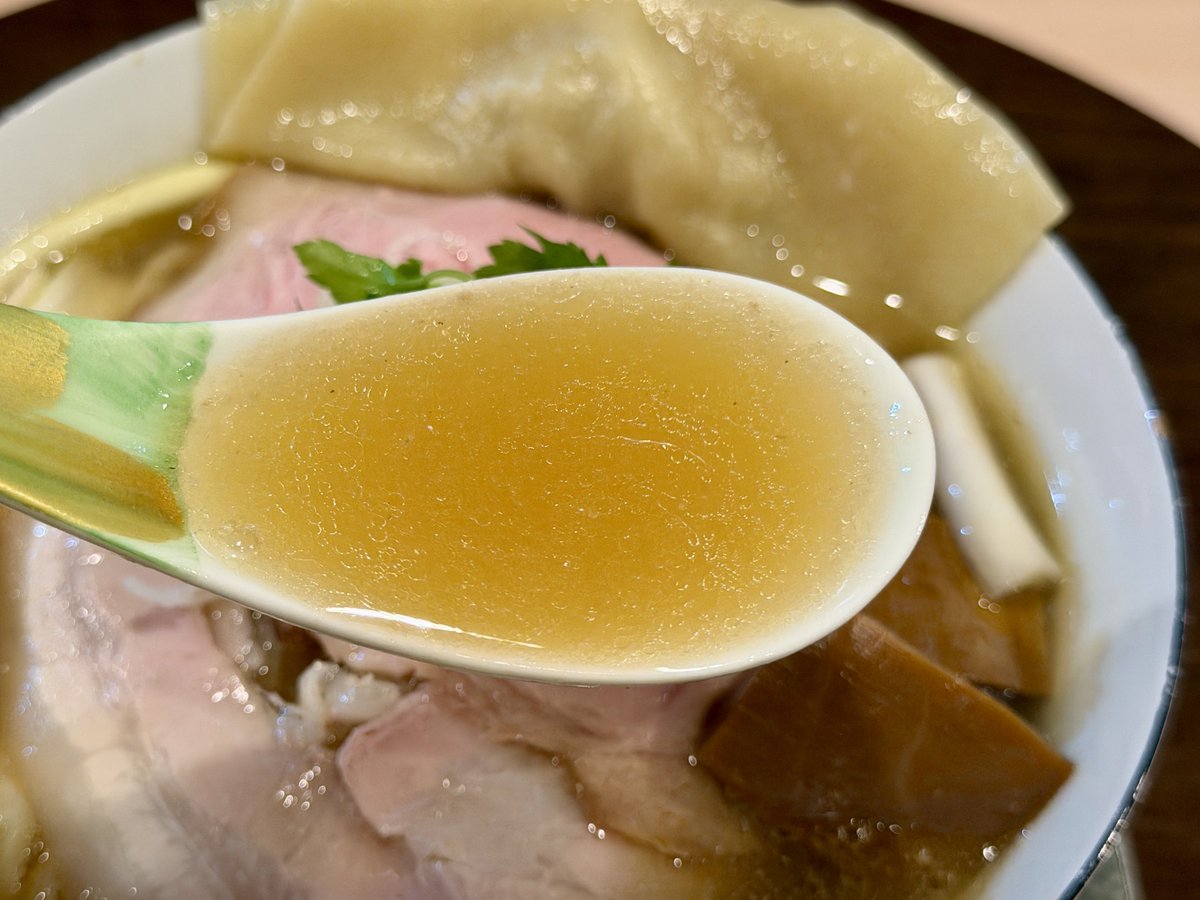motomasa1217's tweet photo. 手打麺祭 かめ囲 @柴崎(東京)
手打中華蕎麦 白醤油
チャーシュー炊き込みごはん

㊗️四周年🎂おめでとうございます🎉
鶏や乾物の旨味に白醤油の円やかなコクが絶妙な最幸スープ🍜✨
小麦の風味豊かな切りたて手揉みモチモチ自家製麺が口福😍
炊き込みご飯は味付しっかりで至福💫

ご馳走様でしたm(_ _)m https://t.co/s0eOw4CxAJ