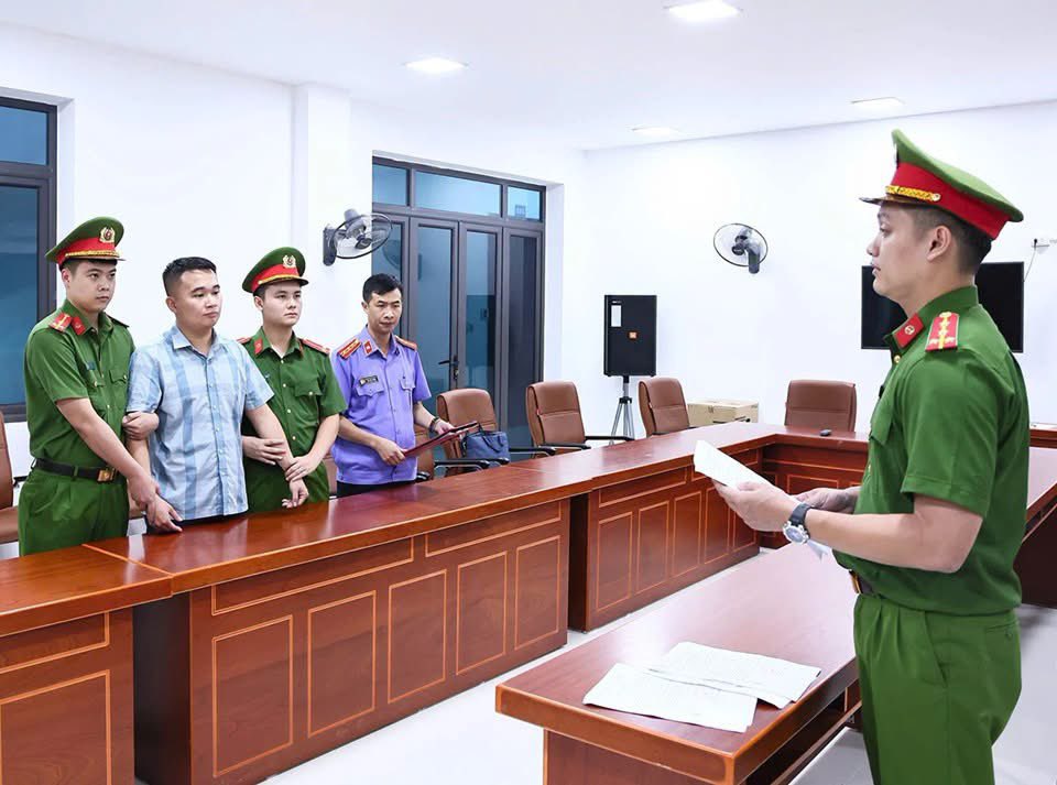 Tuanleva's tweet photo. Dưới sự chỉ đạo nghiêm túc, khẩn trương, quyết liệt của Thường trực Tỉnh uỷ, Uỷ ban nhân dân tỉnh, trực tiếp là đồng chí Phan Huy Ngọc, Phó Bí thư Tỉnh uỷ, Chủ tịch UBND tỉnh cùng sự vào cuộc tích cực của các lực lượng chức năng, sau 2,5 ngày làm việc, chiều 05/7/2026.

Cơ quan Cảnh sát điều tra Công an tỉnh Tuyên Quang đã thi hành Lệnh giữ người trong trường hợp khẩn cấp đối với Nguyễn Hà Duy, sinh năm 1998, là Giáo viên Trường THPT Chuyên Tuyên Quang để điều tra liên quan đến kết quả điểm kỳ thi tốt nghiệp THPT Quốc gia năm 2026 tại điểm thi Trường THPT Chuyên Tuyên Quang.

Hiện vụ việc đang được Cơ quan Cảnh sát điều tra Công an tỉnh Tuyên Quang tiếp tục điều tra, làm rõ và xử lý theo quy định của pháp luật.

Theo báo Tuyên Quang.