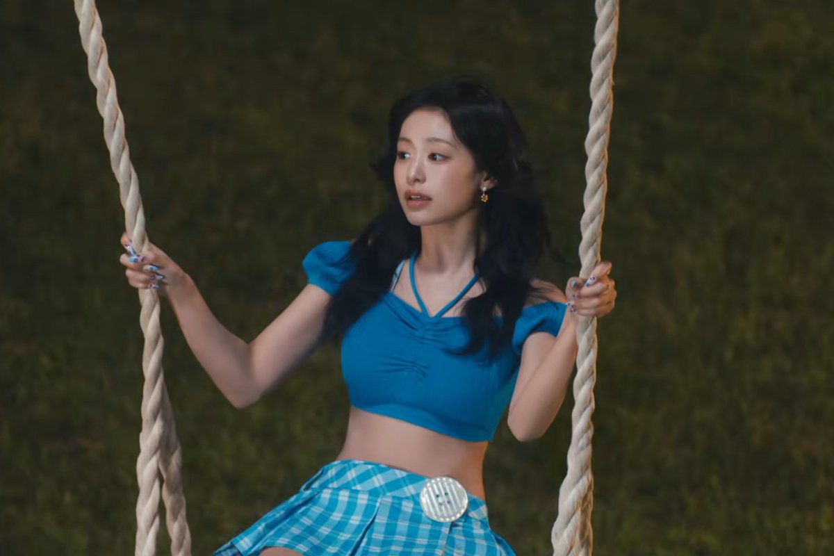 AHYEONGLOBAL_'s tweet photo. [📸] AHYEON’s mesmerizing visuals in the entire M/V ✨

I LA-LA-LIKE AHYEON
#ILIKEIT_MV_OUT_NOW
#AHYEON #아현 #베이비몬스터아현 #BABYMONSTER https://t.co/ljY6Bovkpa