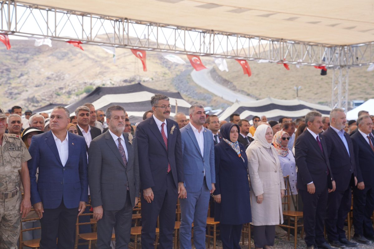 farukkilic47's tweet photo. 📍 Şırnak / Cudi Dağı

✅ Türkiye Büyük Millet Meclisi Başkanımız Sayın Prof. Dr. Numan Kurtulmuş’un riyasetinde gerçekleştirdiğimiz Şırnak programı kapsamında, Cudi Dağı’nda, Hz. Nuh’un Gemisi’nin indiği yer olarak rivayet edilen tarihi Sefine Mevkii’nde kıymetli vatandaşlarımızla bir araya geldik. Meclis Başkanımız Sayın Prof. Dr. Numan Kurtulmuş’un birlik, beraberlik ve ortak geleceğimize dair yaptığı anlamlı konuşmayı dinledik.

✅ Bugün Türkiye, Millî Dayanışma, Kardeşlik ve Demokrasi süreciyle birlikte yeni bir dönemin eşiğindedir. Bu sürecin temel hedefi; farklılıklarımızı zenginlik olarak gören, hukukun üstünlüğünü esas alan, demokrasisini güçlendiren ve toplumsal kardeşliği daha da pekiştiren bir Türkiye'yi hep birlikte inşa etmektir.

✅ Türk ve Kürt kardeşliği, asırlardır aynı medeniyetin, aynı tarihin ve aynı kaderin ortak mirasıdır. Bu kardeşliği zedelemeye çalışan şiddet ve ayrıştırıcı anlayışlara karşı en güçlü cevap; birlik, dayanışma ve ortak iradedir. Silahların tamamen sustuğu bir Türkiye, yalnızca güvenlik açısından değil; ekonomik kalkınma, yatırım, istihdam, eğitim, turizm ve sosyal huzur bakımından da milletimize büyük kazanımlar sağlayacaktır.

✅ Özellikle bölgemizin sahip olduğu tarihî, kültürel ve doğal zenginlikler, huzur ve güven ortamının kalıcı hâle gelmesiyle birlikte çok daha güçlü bir şekilde değerlendirilecek; gençlerimiz geleceğe umutla bakacak, şehirlerimiz üretim, yatırım ve kalkınmanın merkezi olmaya devam edecektir.

✅ Türkiye Yüzyılı vizyonu doğrultusunda, millî birlik ve beraberliğimizi daha da güçlendirerek; kardeşliğimizi, demokrasimizi ve ortak geleceğimizi hep birlikte inşa etmeye devam edeceğiz. Hedefimiz; silahların sustuğu, huzurlu, güçlü ve müreffeh bir Türkiye'yi gelecek nesillere emanet etmektir.

✅ Bu vesileyle, Millî Dayanışma, Kardeşlik ve Demokrasi sürecinin ülkemize, aziz milletimize ve bölgemize hayırlar getirmesini temenni ediyor; birlik ve beraberliğimizin daim olmasını diliyorum.

✅ Bu anlamlı programın düzenlenmesinde emeği geçen başta Türkiye Büyük Millet Meclisi Başkanımız Sayın Prof. Dr. Numan Kurtulmuş olmak üzere, tüm kurumlarımıza, organizasyonda görev alan herkese ve bizleri samimiyetle karşılayan Şırnaklı hemşehrilerimize gönülden teşekkür ediyorum.