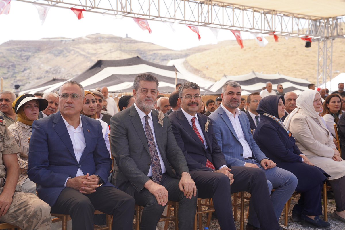 farukkilic47's tweet photo. 📍 Şırnak / Cudi Dağı

✅ Türkiye Büyük Millet Meclisi Başkanımız Sayın Prof. Dr. Numan Kurtulmuş’un riyasetinde gerçekleştirdiğimiz Şırnak programı kapsamında, Cudi Dağı’nda, Hz. Nuh’un Gemisi’nin indiği yer olarak rivayet edilen tarihi Sefine Mevkii’nde kıymetli vatandaşlarımızla bir araya geldik. Meclis Başkanımız Sayın Prof. Dr. Numan Kurtulmuş’un birlik, beraberlik ve ortak geleceğimize dair yaptığı anlamlı konuşmayı dinledik.

✅ Bugün Türkiye, Millî Dayanışma, Kardeşlik ve Demokrasi süreciyle birlikte yeni bir dönemin eşiğindedir. Bu sürecin temel hedefi; farklılıklarımızı zenginlik olarak gören, hukukun üstünlüğünü esas alan, demokrasisini güçlendiren ve toplumsal kardeşliği daha da pekiştiren bir Türkiye'yi hep birlikte inşa etmektir.

✅ Türk ve Kürt kardeşliği, asırlardır aynı medeniyetin, aynı tarihin ve aynı kaderin ortak mirasıdır. Bu kardeşliği zedelemeye çalışan şiddet ve ayrıştırıcı anlayışlara karşı en güçlü cevap; birlik, dayanışma ve ortak iradedir. Silahların tamamen sustuğu bir Türkiye, yalnızca güvenlik açısından değil; ekonomik kalkınma, yatırım, istihdam, eğitim, turizm ve sosyal huzur bakımından da milletimize büyük kazanımlar sağlayacaktır.

✅ Özellikle bölgemizin sahip olduğu tarihî, kültürel ve doğal zenginlikler, huzur ve güven ortamının kalıcı hâle gelmesiyle birlikte çok daha güçlü bir şekilde değerlendirilecek; gençlerimiz geleceğe umutla bakacak, şehirlerimiz üretim, yatırım ve kalkınmanın merkezi olmaya devam edecektir.

✅ Türkiye Yüzyılı vizyonu doğrultusunda, millî birlik ve beraberliğimizi daha da güçlendirerek; kardeşliğimizi, demokrasimizi ve ortak geleceğimizi hep birlikte inşa etmeye devam edeceğiz. Hedefimiz; silahların sustuğu, huzurlu, güçlü ve müreffeh bir Türkiye'yi gelecek nesillere emanet etmektir.

✅ Bu vesileyle, Millî Dayanışma, Kardeşlik ve Demokrasi sürecinin ülkemize, aziz milletimize ve bölgemize hayırlar getirmesini temenni ediyor; birlik ve beraberliğimizin daim olmasını diliyorum.

✅ Bu anlamlı programın düzenlenmesinde emeği geçen başta Türkiye Büyük Millet Meclisi Başkanımız Sayın Prof. Dr. Numan Kurtulmuş olmak üzere, tüm kurumlarımıza, organizasyonda görev alan herkese ve bizleri samimiyetle karşılayan Şırnaklı hemşehrilerimize gönülden teşekkür ediyorum.