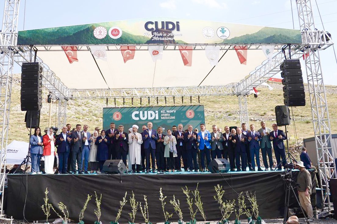 farukkilic47's tweet photo. 📍 Şırnak / Cudi Dağı

✅ Türkiye Büyük Millet Meclisi Başkanımız Sayın Prof. Dr. Numan Kurtulmuş’un riyasetinde gerçekleştirdiğimiz Şırnak programı kapsamında, Cudi Dağı’nda, Hz. Nuh’un Gemisi’nin indiği yer olarak rivayet edilen tarihi Sefine Mevkii’nde kıymetli vatandaşlarımızla bir araya geldik. Meclis Başkanımız Sayın Prof. Dr. Numan Kurtulmuş’un birlik, beraberlik ve ortak geleceğimize dair yaptığı anlamlı konuşmayı dinledik.

✅ Bugün Türkiye, Millî Dayanışma, Kardeşlik ve Demokrasi süreciyle birlikte yeni bir dönemin eşiğindedir. Bu sürecin temel hedefi; farklılıklarımızı zenginlik olarak gören, hukukun üstünlüğünü esas alan, demokrasisini güçlendiren ve toplumsal kardeşliği daha da pekiştiren bir Türkiye'yi hep birlikte inşa etmektir.

✅ Türk ve Kürt kardeşliği, asırlardır aynı medeniyetin, aynı tarihin ve aynı kaderin ortak mirasıdır. Bu kardeşliği zedelemeye çalışan şiddet ve ayrıştırıcı anlayışlara karşı en güçlü cevap; birlik, dayanışma ve ortak iradedir. Silahların tamamen sustuğu bir Türkiye, yalnızca güvenlik açısından değil; ekonomik kalkınma, yatırım, istihdam, eğitim, turizm ve sosyal huzur bakımından da milletimize büyük kazanımlar sağlayacaktır.

✅ Özellikle bölgemizin sahip olduğu tarihî, kültürel ve doğal zenginlikler, huzur ve güven ortamının kalıcı hâle gelmesiyle birlikte çok daha güçlü bir şekilde değerlendirilecek; gençlerimiz geleceğe umutla bakacak, şehirlerimiz üretim, yatırım ve kalkınmanın merkezi olmaya devam edecektir.

✅ Türkiye Yüzyılı vizyonu doğrultusunda, millî birlik ve beraberliğimizi daha da güçlendirerek; kardeşliğimizi, demokrasimizi ve ortak geleceğimizi hep birlikte inşa etmeye devam edeceğiz. Hedefimiz; silahların sustuğu, huzurlu, güçlü ve müreffeh bir Türkiye'yi gelecek nesillere emanet etmektir.

✅ Bu vesileyle, Millî Dayanışma, Kardeşlik ve Demokrasi sürecinin ülkemize, aziz milletimize ve bölgemize hayırlar getirmesini temenni ediyor; birlik ve beraberliğimizin daim olmasını diliyorum.

✅ Bu anlamlı programın düzenlenmesinde emeği geçen başta Türkiye Büyük Millet Meclisi Başkanımız Sayın Prof. Dr. Numan Kurtulmuş olmak üzere, tüm kurumlarımıza, organizasyonda görev alan herkese ve bizleri samimiyetle karşılayan Şırnaklı hemşehrilerimize gönülden teşekkür ediyorum.