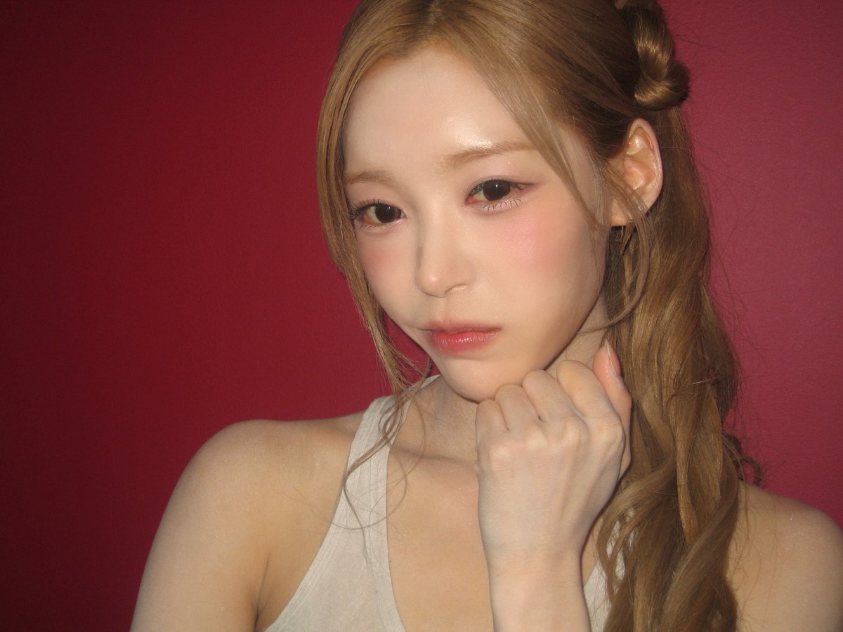 CLSSFR_weverse's tweet photo. (🦌)  – 『 05.07.26 』
 ➥ 📸

 🦌 — J'ai entendu dire que les petits pains aux joues sont populaires

✽ 🦋 https://t.co/tnMUWtnSHP
