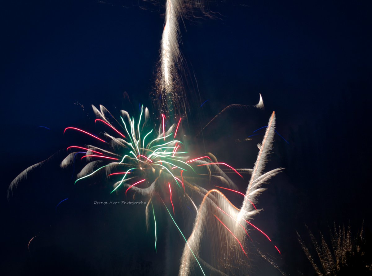 SergeiTBT's tweet photo. Some explosions I took. 
#Fireworks #Long_exposure #Photography https://t.co/Pew5RUY5YI