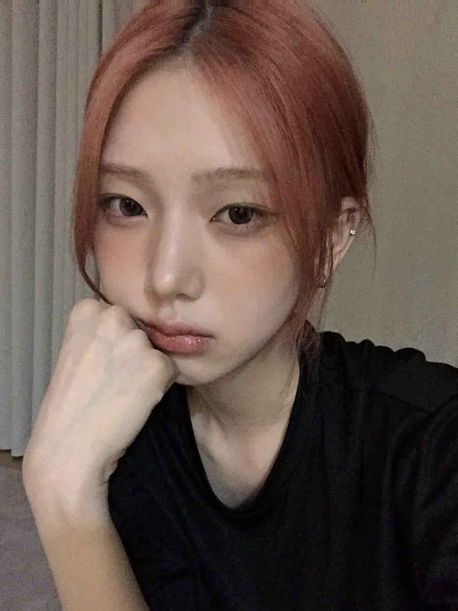 sghwvf952303's tweet photo. 이런 머리색 왤케좋지 진짜 막 반함 볼때마다 너무 아름다워서 내가 이걸 봐도 되는건지 의문이 듦 입덕햇어요.. https://t.co/o3kU7HKhkK