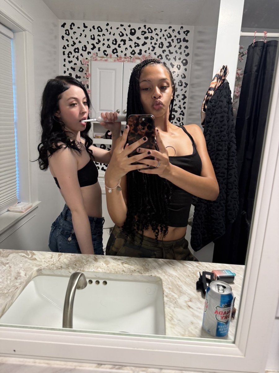user426282992's tweet photo. @SlayyytersClit like she’s mogging https://t.co/faw0A5AnJW