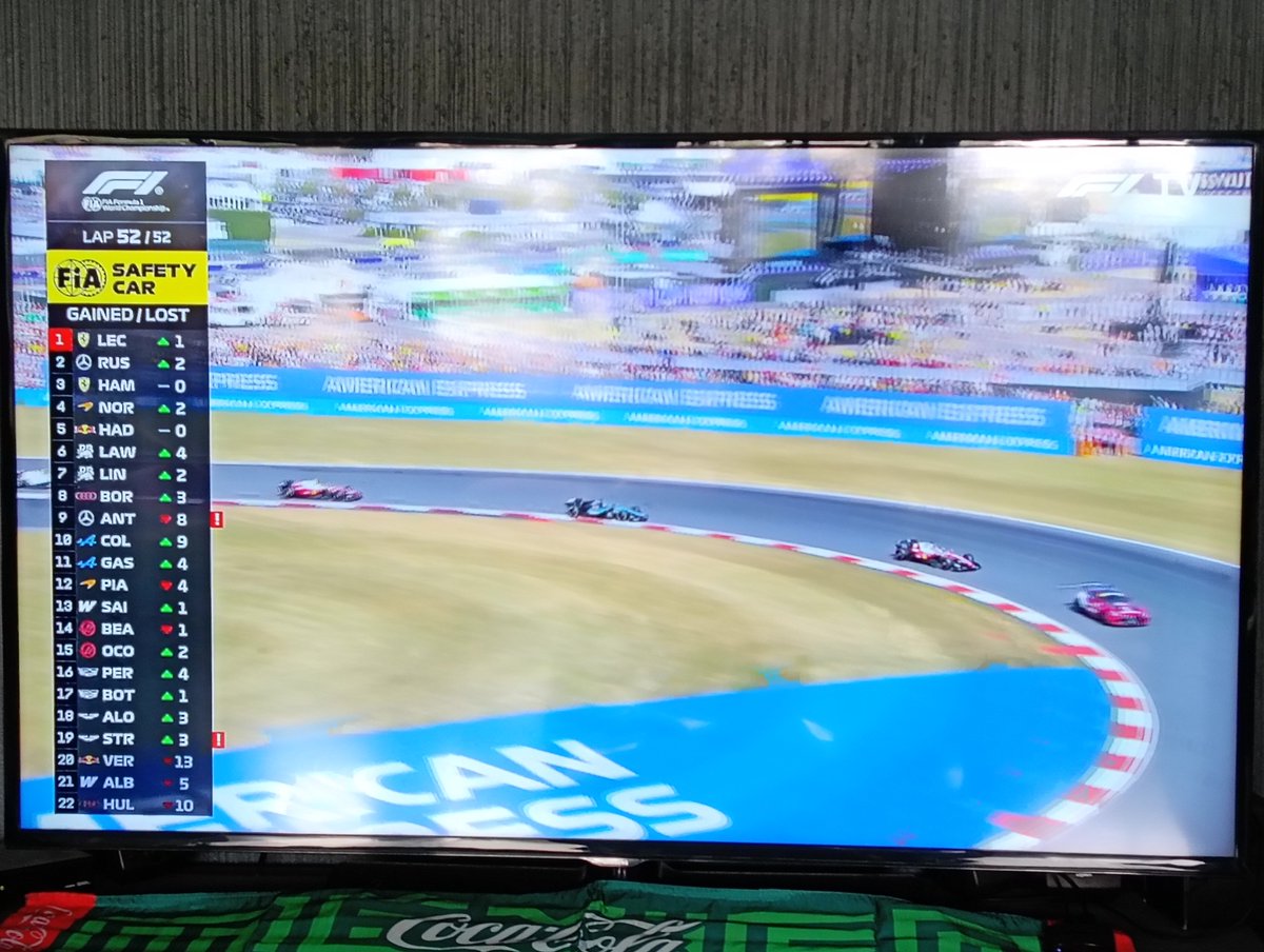 karlaceja21's tweet photo. Nooooo sigue el Safety Car pro @Max33Verstappen y así se va a quedar 
Gran Premio de Inglaterra 
#GPSilverston #GranBretañaGP #SilverstonGP #GranPremioDeGranBretaña #F1 @F1 #LegalmenteBella https://t.co/okjvBqBH0S