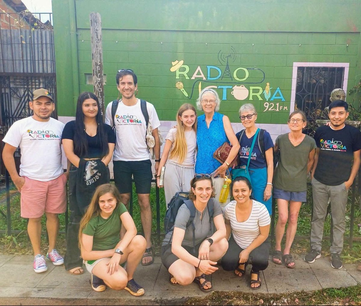 RadioVictoria10's tweet photo. #Amistades
Radio Victoria, agradece a la delegación de la Sociedad Ética de Washington (WES), por su visita a nuestra querida emisora comunitaria y por compartir su experiencia, durante su estadía solidaria en el caserío El Rodeo de Victoria en Cabañas. https://t.co/X7xrLzjxtr