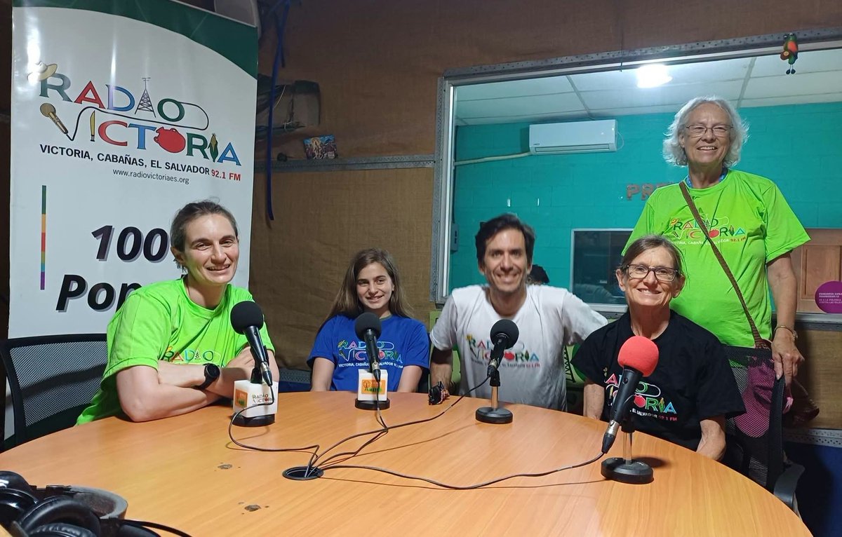 RadioVictoria10's tweet photo. #Amistades
Radio Victoria, agradece a la delegación de la Sociedad Ética de Washington (WES), por su visita a nuestra querida emisora comunitaria y por compartir su experiencia, durante su estadía solidaria en el caserío El Rodeo de Victoria en Cabañas. https://t.co/X7xrLzjxtr