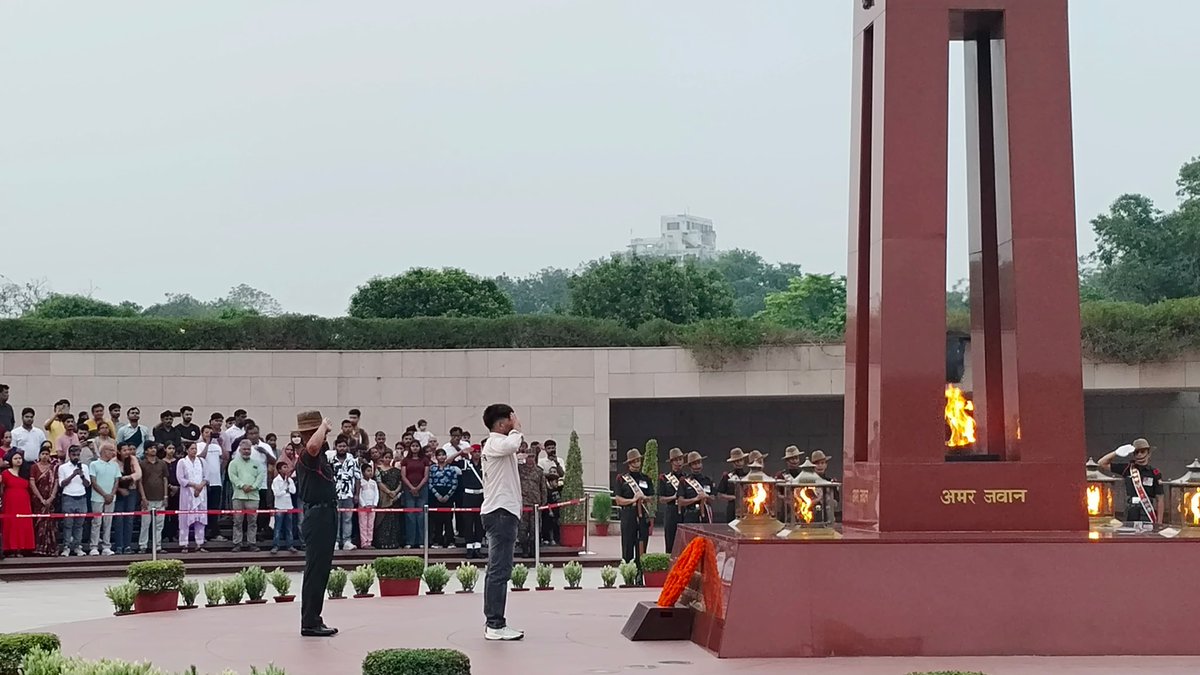 salute2soldier's tweet photo. On #24Aug2009, during #OpRakshak, Gdsm Sunil Kumar, SM, #10GUARDS, displayed indomitable courage against LeT terrorists. Though wounded, he charged ahead, eliminated a terrorist in close combat & made supreme sacrifice. His son, Yash Kumar Sharma paid homage at #AmarJawanJyoti. https://t.co/VPJ0xV1OIv