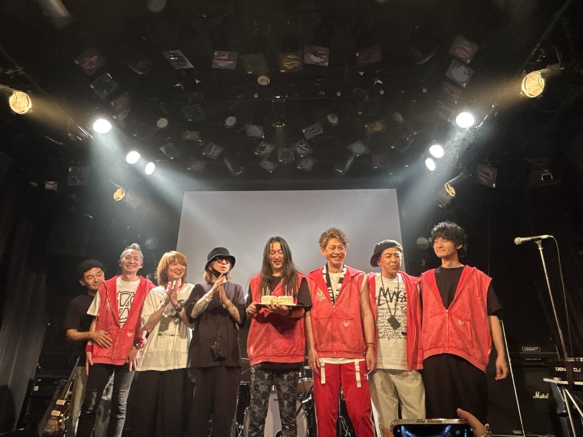seijyunha's tweet photo. 三代堅さん還暦お祝いライブでした。
変拍子が乱舞する「青天の霹靂」懐かしい曲を堪能する「M-AGE」両方堪能いたしました。
還暦のお祝いに赤いお帽子を編ませていただいたんですが、よくお似合いで嬉しかったです。
いつまでもご活躍くださいませ。 https://t.co/oRNtm5yqsg