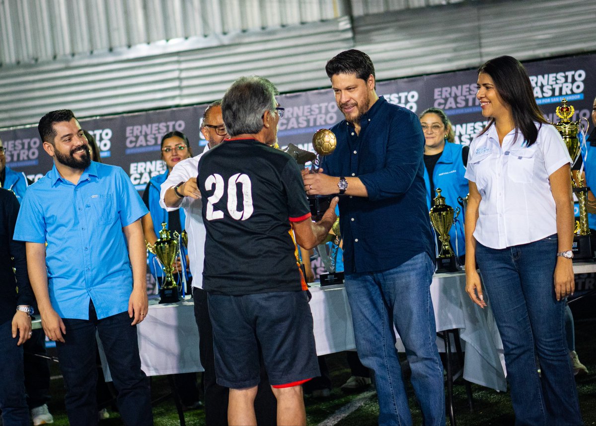 rparedessv's tweet photo. Gracias diputado @ECastroES por invitarme a la Gran Final de Ligas en San Marcos. 🇸🇻⚽

El deporte fortalece nuestras comunidades y fomenta la sana convivencia de las familias salvadoreñas. https://t.co/4KoIVGHoyP