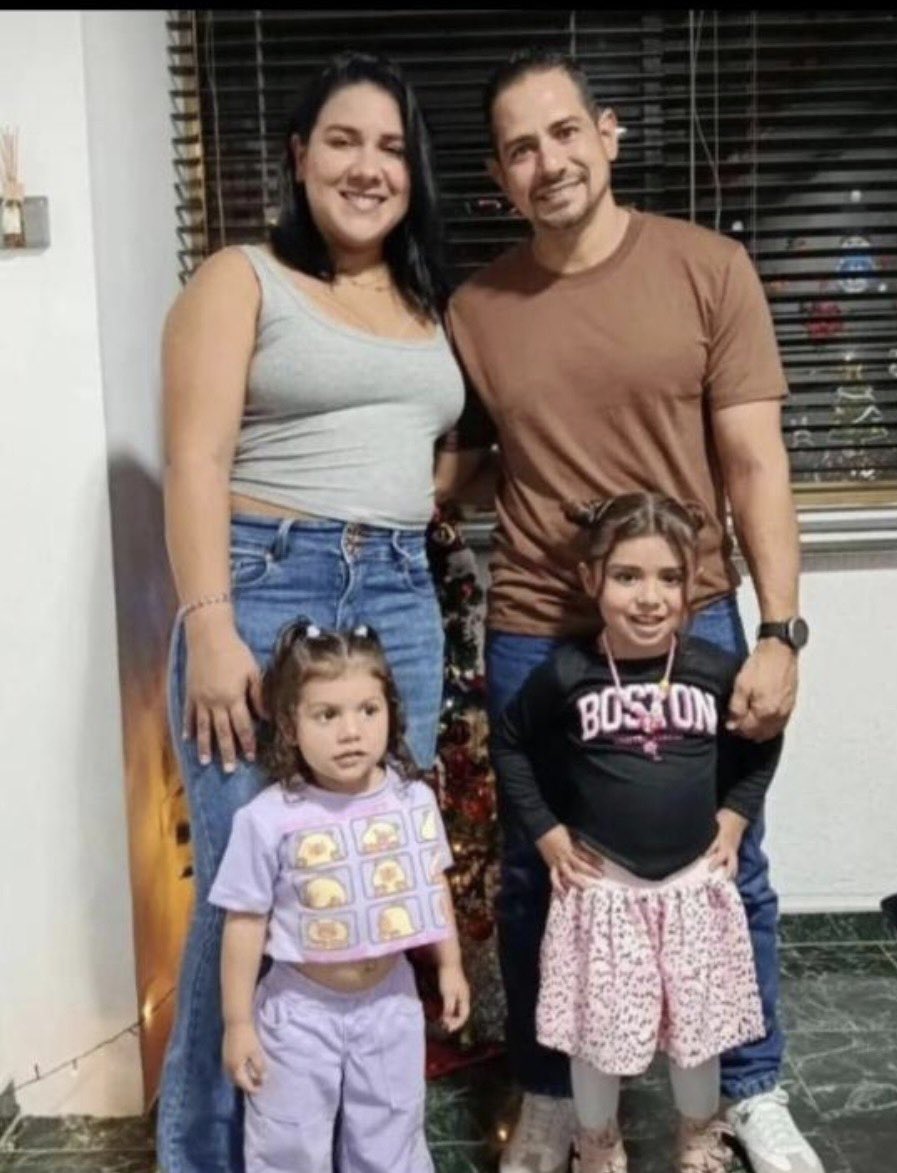 davidjtr's tweet photo. @nayibbukele Por favor, inspeccionar a fondo RESIDENCIAS CARIBE, TORRE D en Caraballeda. No logramos encontrar a una familia entera, que incluye a una niña de 4 años y otra de 3. De verdad lo apreciaríamos mucho. https://t.co/6ctAt7SVCj