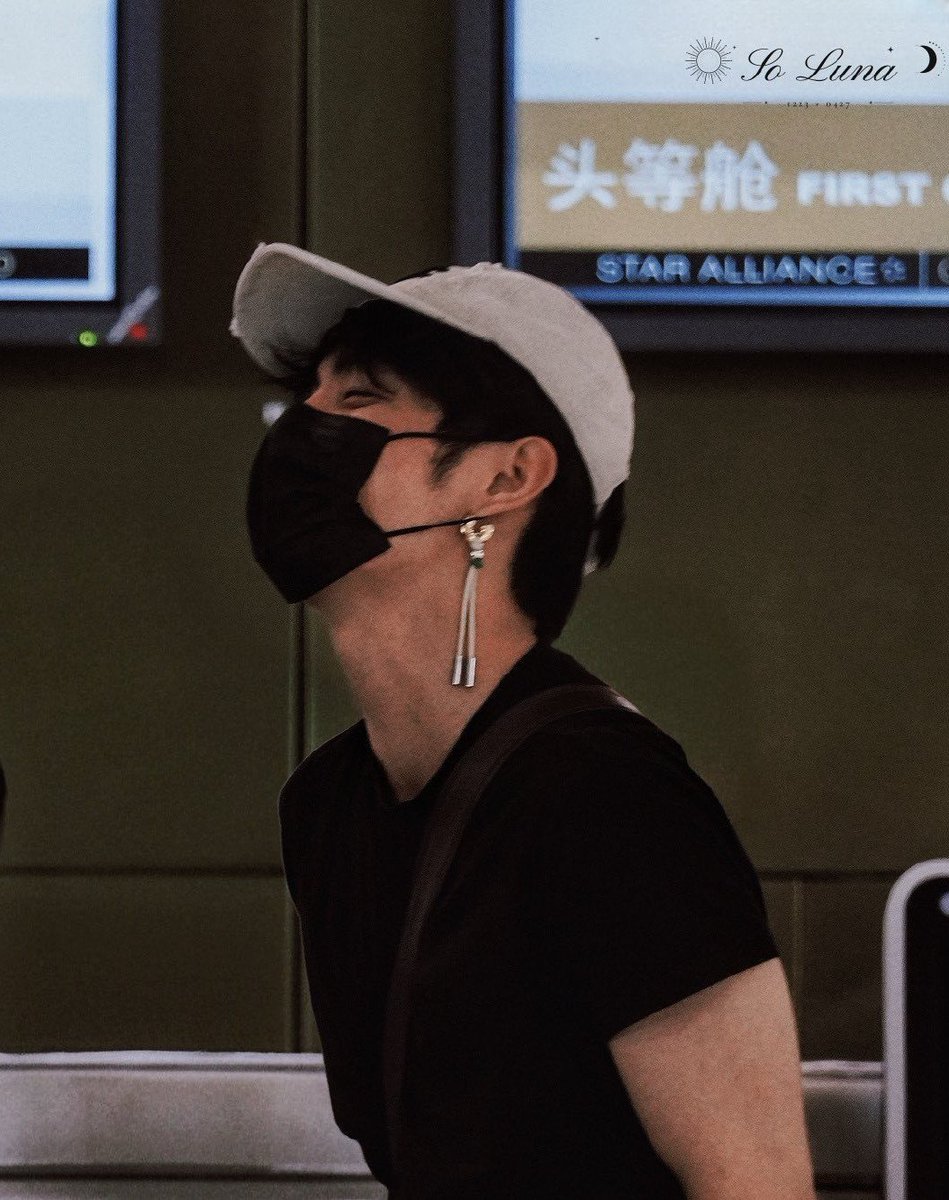 _surbs_'s tweet photo. HeYanzhao and his earrings, a dangerous combination !!!

The looks he serves...i haven't seen anyone carry them with so much grace.

A thread 🧵

• Staring with the most iconic gifted by his He Wei 🤌 https://t.co/swxnBWYqAC