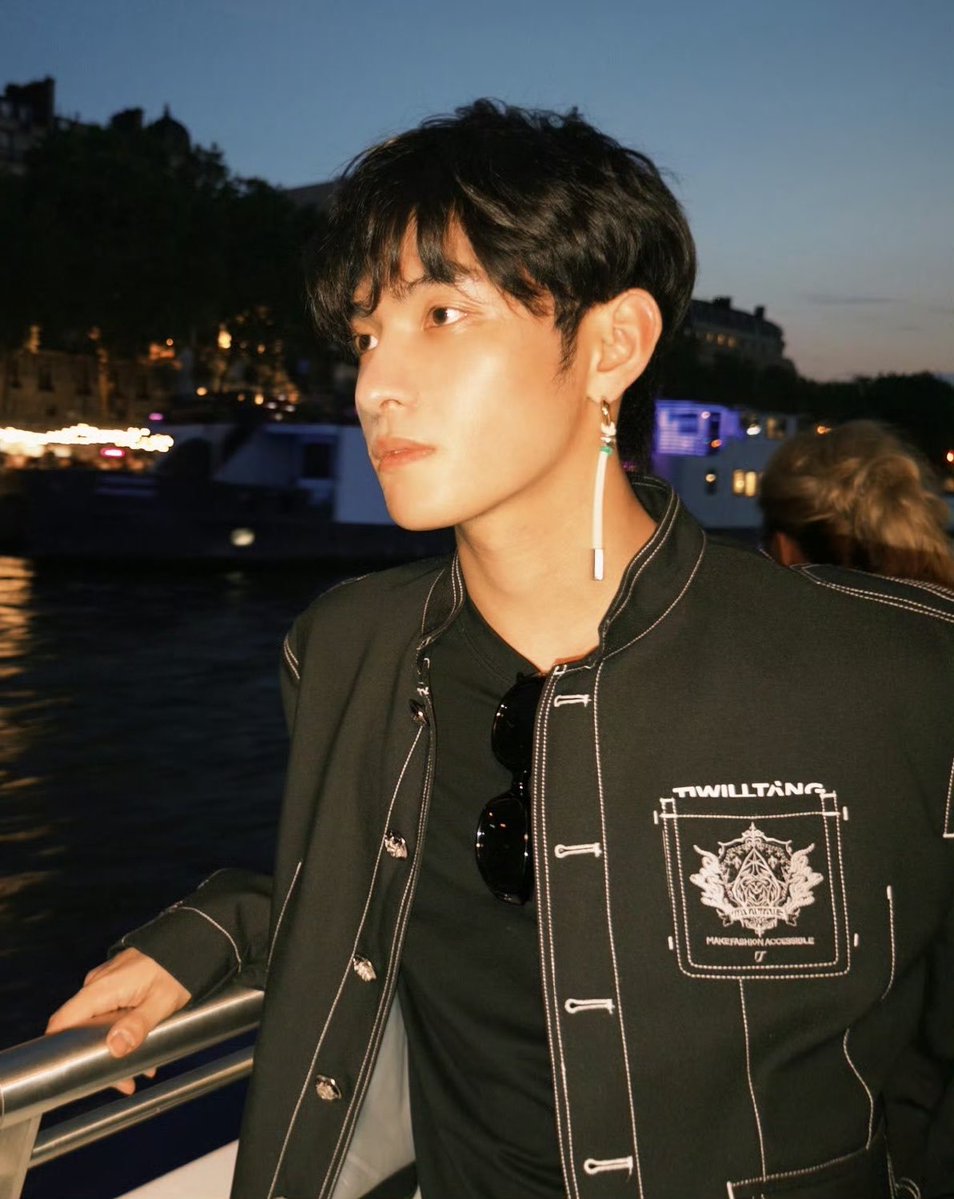 _surbs_'s tweet photo. HeYanzhao and his earrings, a dangerous combination !!!

The looks he serves...i haven't seen anyone carry them with so much grace.

A thread 🧵

• Staring with the most iconic gifted by his He Wei 🤌 https://t.co/swxnBWYqAC
