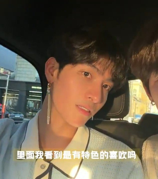 _surbs_'s tweet photo. HeYanzhao and his earrings, a dangerous combination !!!

The looks he serves...i haven't seen anyone carry them with so much grace.

A thread 🧵

• Staring with the most iconic gifted by his He Wei 🤌 https://t.co/swxnBWYqAC