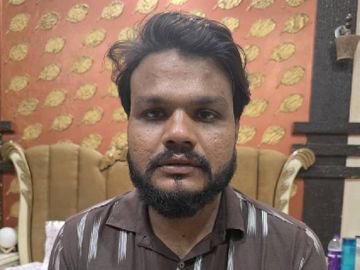 Chhotukingoffi1's tweet photo. सोशल मीडिया इन्फ्लुएंसर अरीशा पर FIR दर्ज!
संभल (यूपी) में दर्ज शिकायत के अनुसार, एक युवक ने आरोप लगाया है कि दोस्ती के बाद उसकी आपत्तिजनक तस्वीरों के जरिए उसे ब्लैकमेल कर पैसे की मांग की गई। FIR में अरीशा समेत अनस और शोएब का भी नाम शामिल है। पुलिस मामले की जांच कर रही है। https://t.co/TUGT9kR9n7