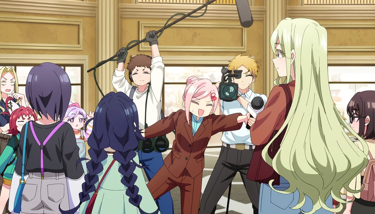 pEu2ZJ4lCcAFHug's tweet photo. #アニメ100カノ

面白いのは、何も恋太郎だけじゃない（笑）

・目立ちたがり屋め

一番最初にインタビュー受けてる羽々里さんだけど・・・

後ろで映り込んでピースしてる楠莉とナディー、更にドヤ顔でひょこひょこ美々美が自ら映り込んできてる（笑）

で、カメラ他所向けられてショックな目立ちたがり屋達（笑）

・自由人過ぎるモーミネーター

マイクにぶら下がっちゃ駄��だっての（笑）

柔らかそうだったんかな？

・後ろの2人（笑）

動画じゃないから分からないだろうけど、動きがバッチリシンクロしてた同クラス2人

今日も仲良し（笑）