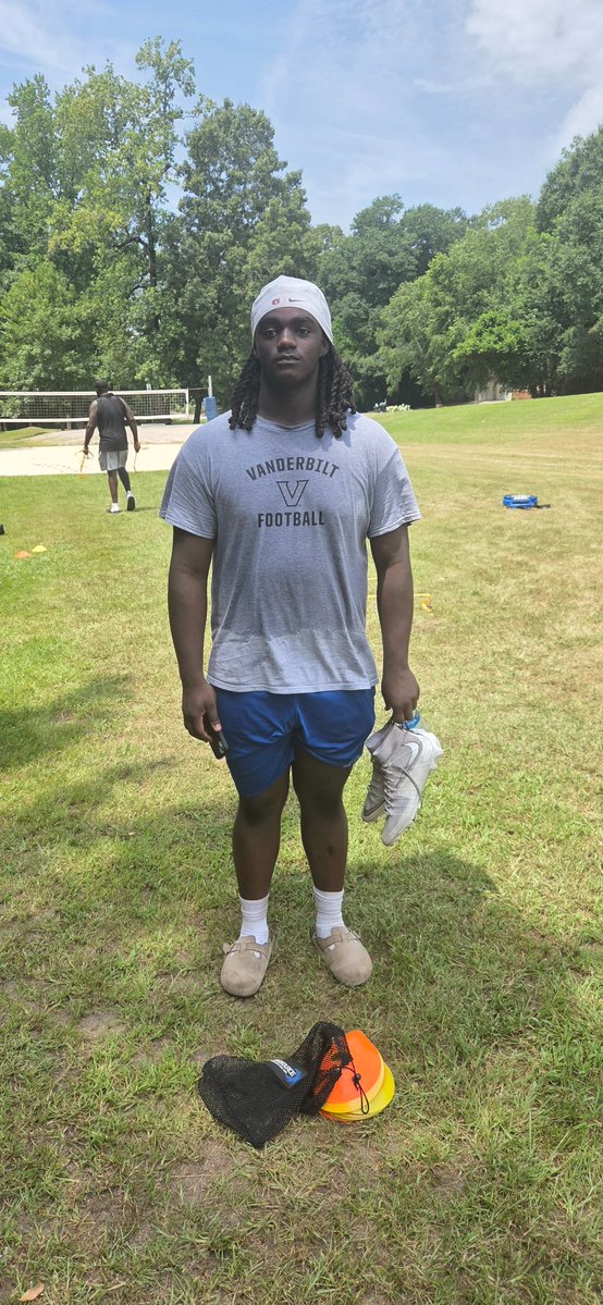 rajon_davidson's tweet photo. Holidays are work days in the trenches!! 
@CoachHammTWT @keithetheredge1 @AHSALFBRECRUIT @CoachWagnon @CoachJLStanford @ReginaldLSmith @AmpDavisCoach @Youngbullz22 @AL7AFootball https://t.co/6k1XrzPGqj
