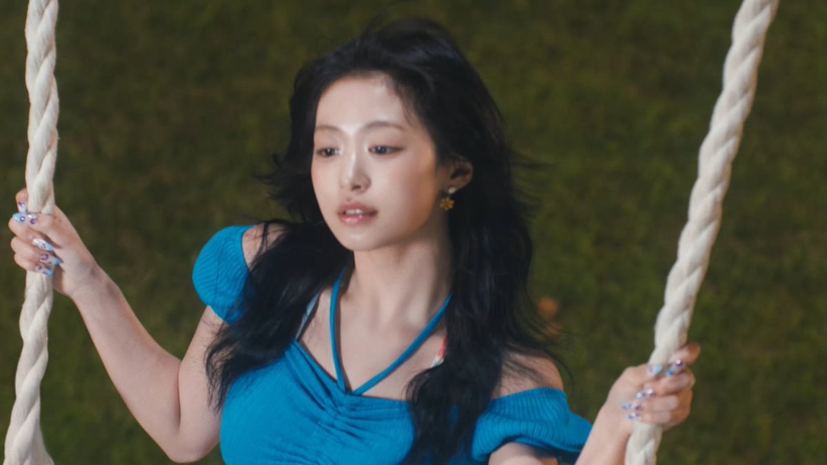 ahyeonpicture's tweet photo. ahyeon is so beautiful!! https://t.co/4b60JSuSmb