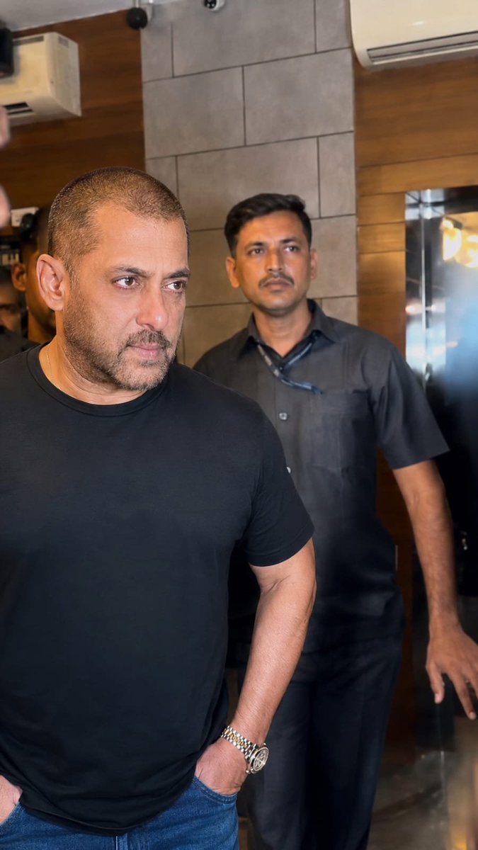 Cine_Uncensored's tweet photo. BhaijaaNNN #SalmanKhan Spotted At Mamu Aamir Khan's Wedding In His New Macho Look For #SVC63 

AND HE IS LOOKING VERY FIT 🔥🔥🔥🔥🔥🔥🔥🔥🔥🔥🔥🔥🔥

WAITING FOR TITLE ANNOUNCEMENT ✅✅ https://t.co/gbUL8ec1fY