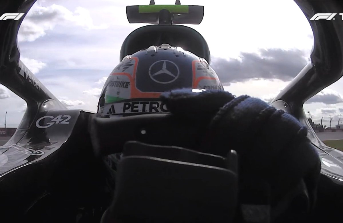 kimivault's tweet photo. bono: really sorry about that, mate.
toto: kimi f*ck sh*t f*ck sh*t but it is what it is. pace was fucking awesome but ofcourse you know that doesnt make it any better now.

*full radio silences from kimi* https://t.co/WHLthndyhM