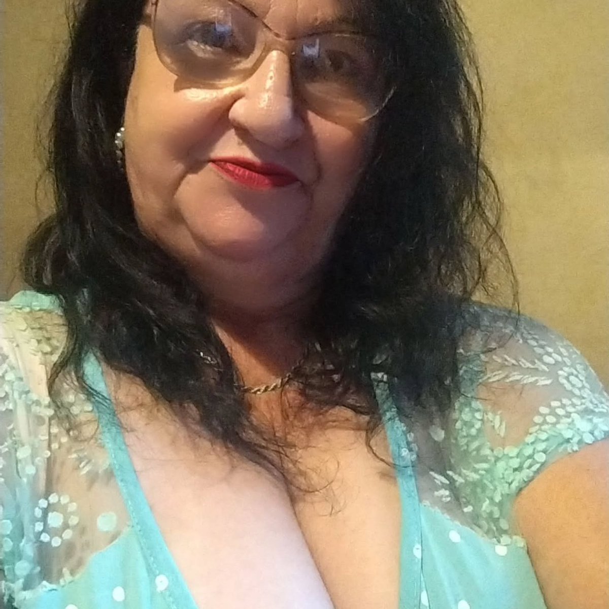 IzabelFernande's tweet photo. Você acha que sou velha e feia??? https://t.co/EJgE8wTzAx