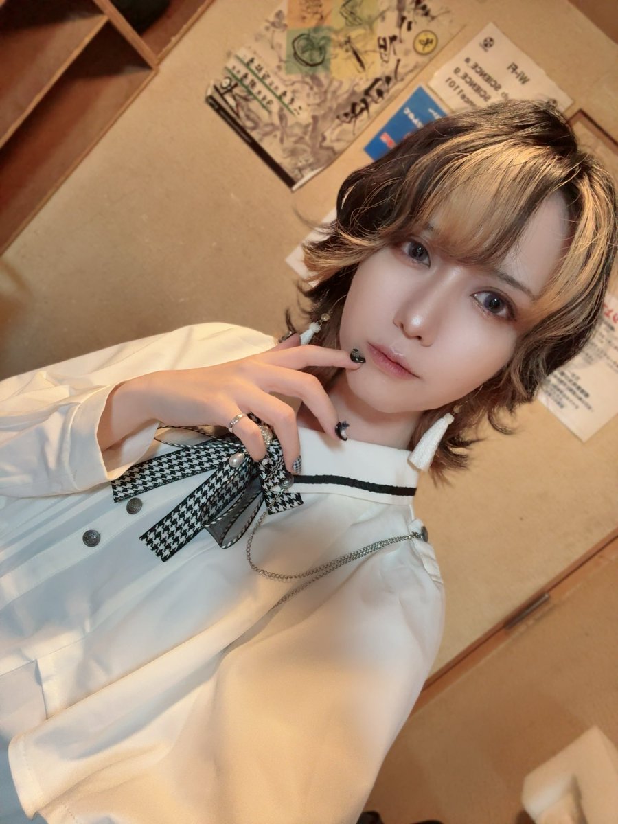 ayt_l1225's tweet photo. 本日は『Cross Festival vol.3』一日ありがとうございました！！
朝からソロで始まり、バンドで終わるという何とも幸せなライブでした🕊
そしてそしてこの度applique'のボーカルとして加入させていただく事になりました！
ありのままを受け止めてくれる最高で最幸なバンドです🧸
#アップリケちゃん
#白 https://t.co/FIbNYYTlxz