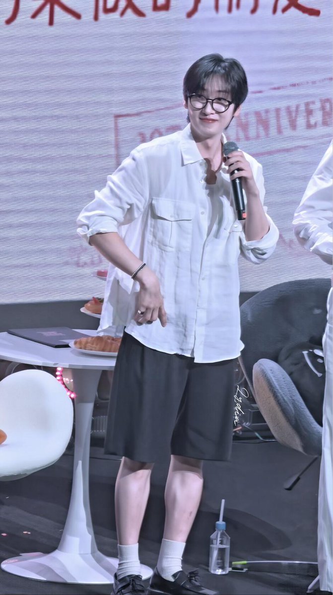 e_hxrry's tweet photo. 260705
Cr 🍉🍉见过suju版)
#은혁 #EUNHYUK 
혁재 반바지 너무 이쁘다 진짜 여름의 유일한 장점이야 안경낀것도 똑쟁이야 이쁘다 https://t.co/Qcok3y6Fiv
