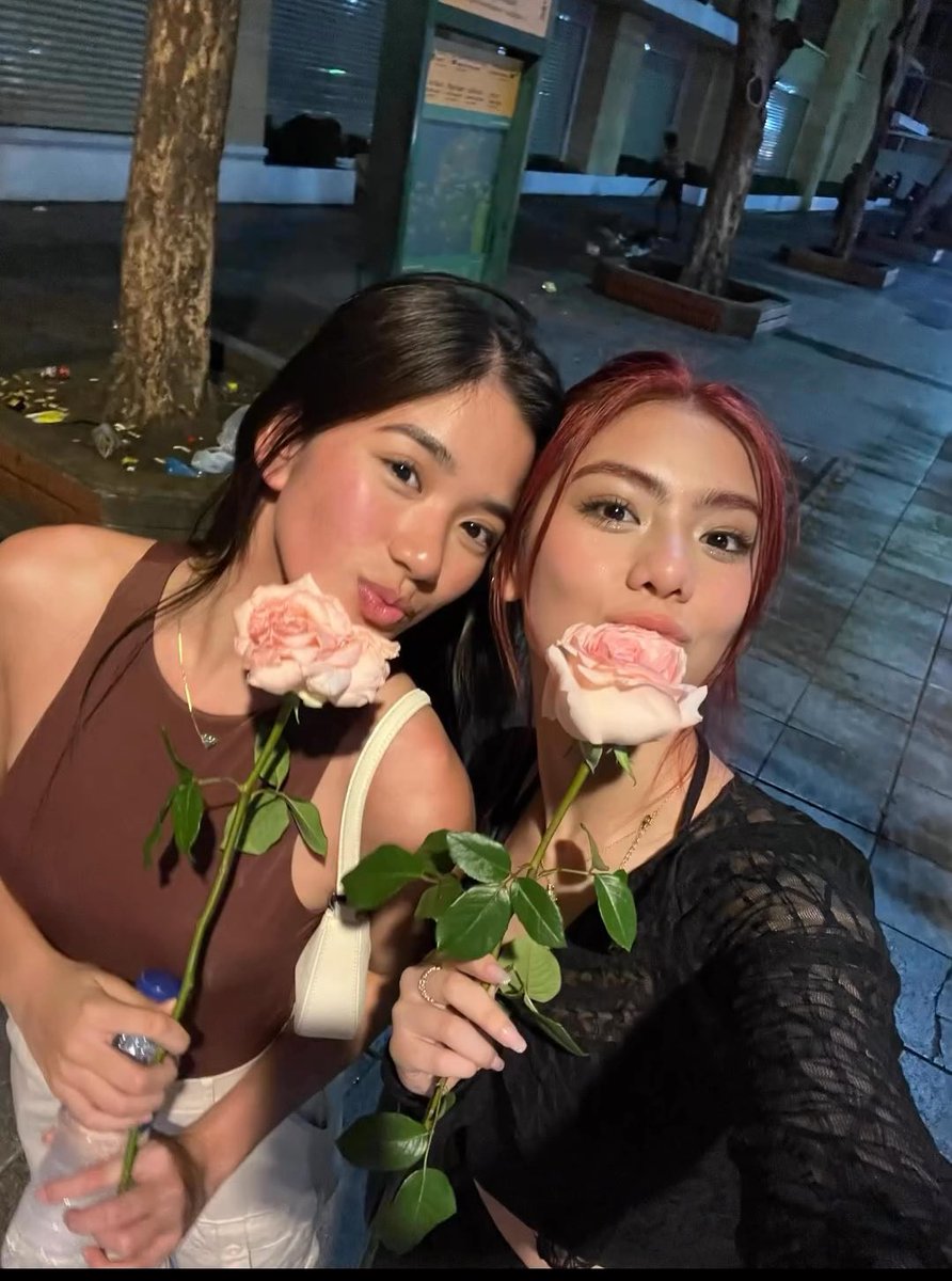 mikhaaluvr's tweet photo. — who’s lovin’ you?

a #mikhaiah au wherein they’ve been best friends (na ang tawagan ay baby?) for years pero magbabago lahat nung may isang umiwas bigla https://t.co/z29bjSSS0o
