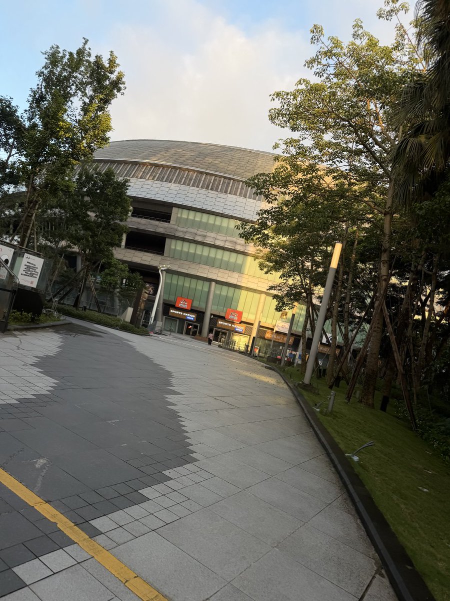 Akiko1sweet's tweet photo. 午前5時30分の台北ドーム https://t.co/oLNpyaFWb3