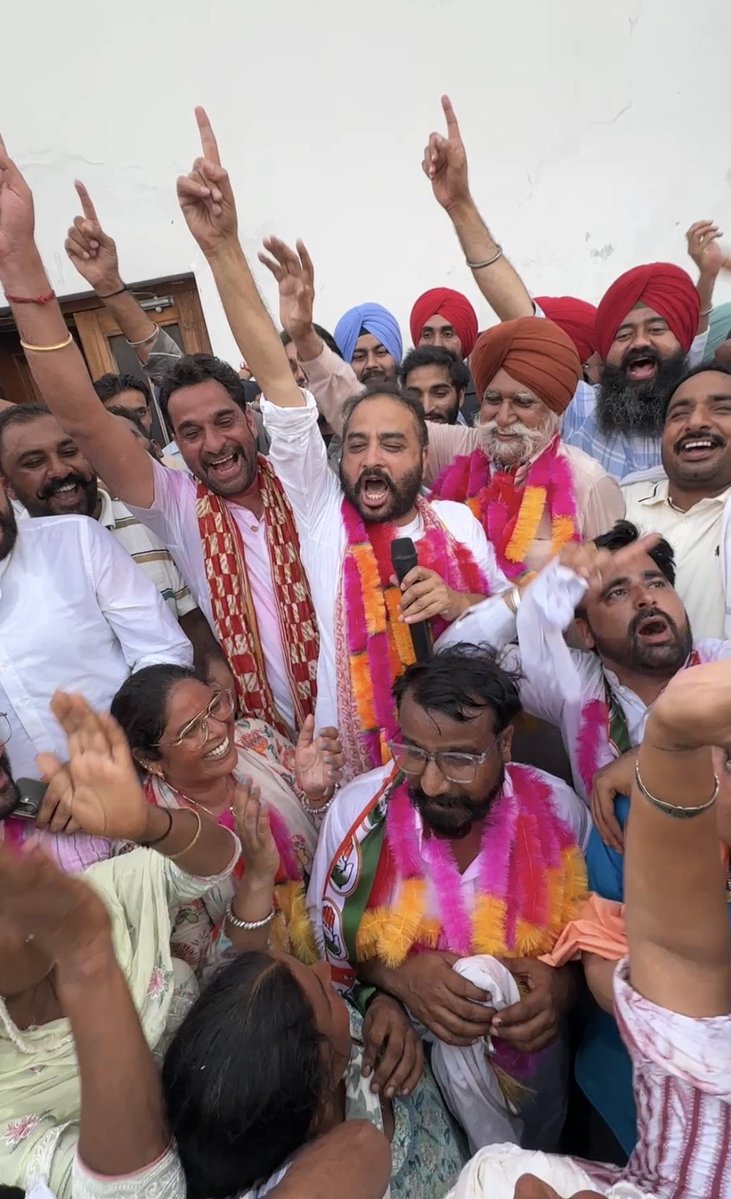 RaminderAwla's tweet photo. ਮੈਂ ਸਾਰੇ ਗੁਰੂਹਰਸਹਾਏ ਨਗਰ ਵਾਸੀਆਂ ਦਾ ਦਿਲ ਦੀਆਂ ਗਹਿਰਾਈਆਂ ਤੋਂ ਧੰਨਵਾਦ ਕਰਦਾ ਜਿਨ੍ਹਾਂ ਨੇ ਆਪਣੇ 15 ਵਿੱਚੋਂ 13 ਉਮੀਦਵਾਰ ਜਿਤਾ ਕੇ ਸਾਡੇ ਪਰਿਵਾਰ ਦਾ ਮਾਨ ਵਧਾਇਆ ਹੈ ਸਾਡੇ ਘਰ ਦੇ ਦਰਵਾਜ਼ੇ ਹਮੇਸ਼ਾ ਹੀ ਤੁਹਾਡੇ ਸਾਰਿਆਂ ਵਾਸਤੇ ਪਹਿਲਾਂ ਦੀ ਤਰ੍ਹਾਂ ਖੁੱਲੇ ਹੀ ਰਹਿਣਗੇ ll https://t.co/A8rCBixjmh