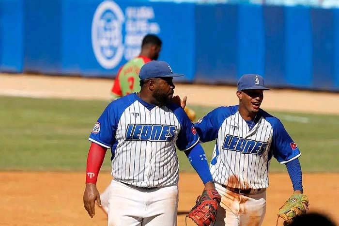 ACN_Cuba's tweet photo. 🦁⚾ 🇨🇺 Los Leones de Industriales saldrán hoy al Estadio Julio Antonio Mella en busca de un triunfo ante los Leñadores tuneros que lo deje a las puertas del título de la IV Liga Élite del Béisbol Cubano.

Más en https://t.co/gk3tHTSsjt 📌

#ACNreporta https://t.co/mQea8WB1iz